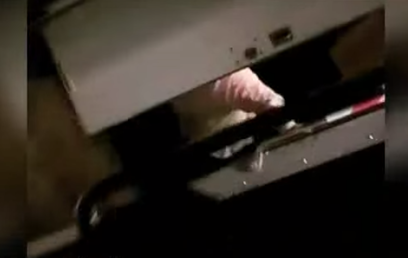 Pasajeros escapan de los escombros del tren descarrillado en EE.UU.