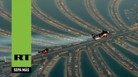 Dos atrevidos con alas de carbono surcan los cielos de Dubái a 200 km/h 