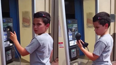 La reacción de un niño al encontrar una reliquia de tiempos olvidados