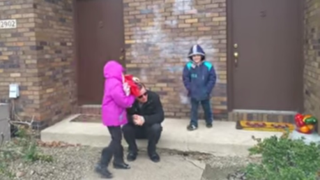 Conmovedor momento en el que un daltónico ve el mundo real con unas gafas