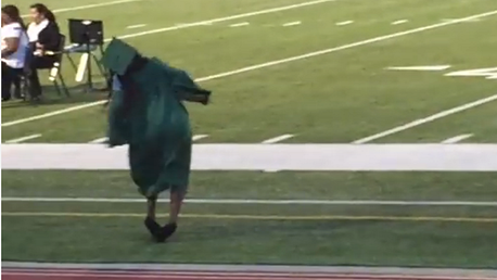 La estudiante con tacones tan altos que casi no vive para graduarse