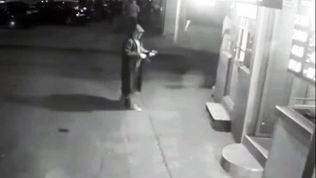 Lo asaltan con una AK-47 y defiende su negocio con una silla