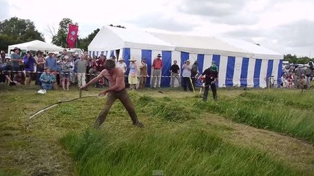 Una guadaña o una cortapasto: ¿quién gana?