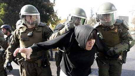 Video: Carabineros usan el carro lanza agua contra manifestantes estudiantiles en Chile
