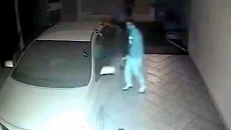 A lo Hollywood: Un policía protege a tiros su coche de los ladrones