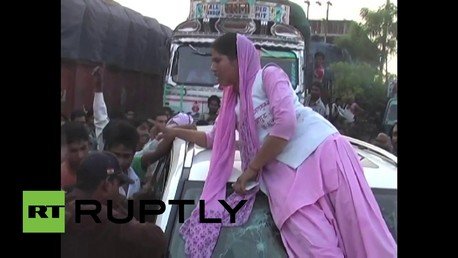Una mujer le rompe el parabrisas a un político porque le guiñaron un ojo 