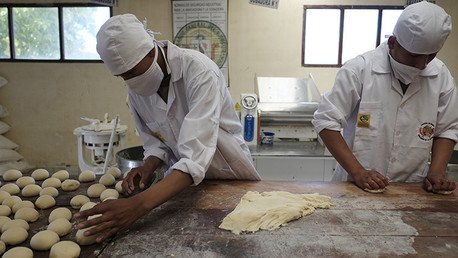 Video: Ejército boliviano enfrenta la huelga de panaderos haciendo pan