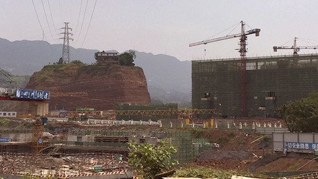 Anciano chino dice 'no' a una constructora y su casa resiste sola en un cerro artificial de lodo