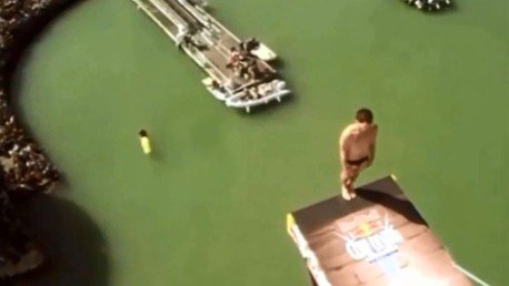 Saltador se golpea la cabeza contra el trampolín y cae desde 27 metros