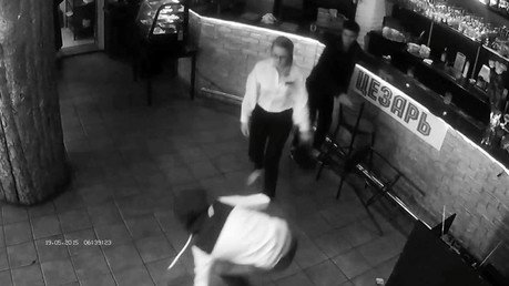 Una mesera noquea de tres puñetes a un hombre en un restaurante en Rusia