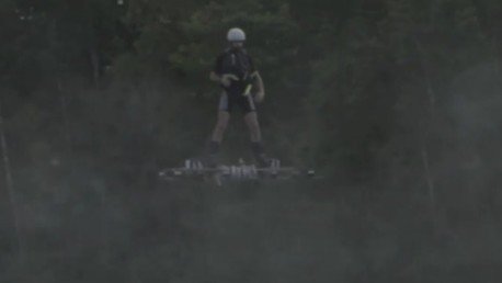 El transporte del futuro: un hombre logra volar más de 250 metros sobre un lago