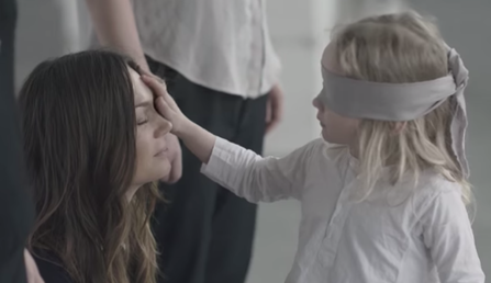 Experimento: ¿Reconocerías a tu mamá con solo olerla y tocarle el rostro?