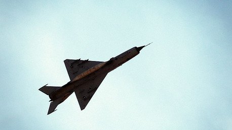 La Fuerza Aérea libia ataca a un buque petrolero que ingresó sin permiso en aguas del país