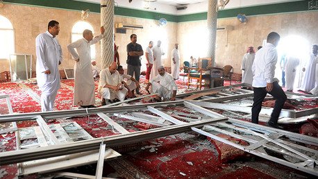 El rey saudí promete "acabar" con el Estado Islámico después del ataque a una mezquita