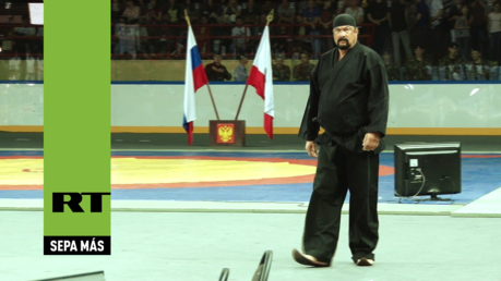 Steven Seagal da una clase magistral de aikido en un torneo de sambo ruso