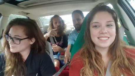 Graban su accidente mientras cantan y conducen con un palo para selfis