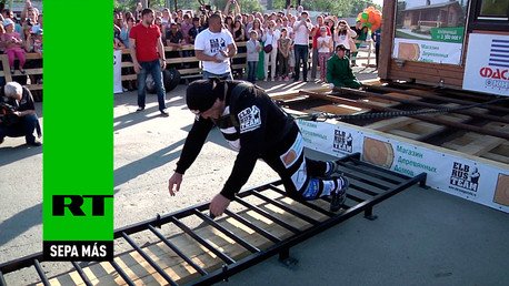 Vea como el hombre más fuerte de Rusia arrastra una casa de dos pisos