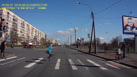 Un peatón se salva por 'media patineta' de ser atropellado