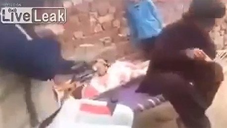 ‘El padre del año’: dispara a sus hijos mientras limpiaba un fusil delante de ellos