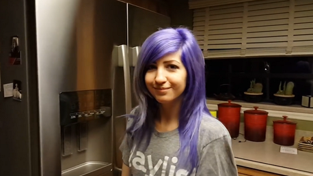 ¿Azul, rosa, púrpura o violeta? Conozca a la chica cuyo pelo cambia de color