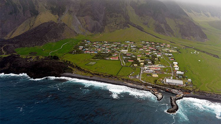 Fotos: La isla más remota del mundo busca quien la cambie para siempre