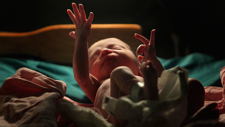 Científicos revelan en qué meses nacen las personas más sanas y con peor salud