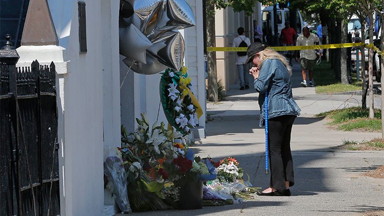 Publican un anuncio de armas junto a la noticia del tiroteo en una Iglesia de EE.UU.