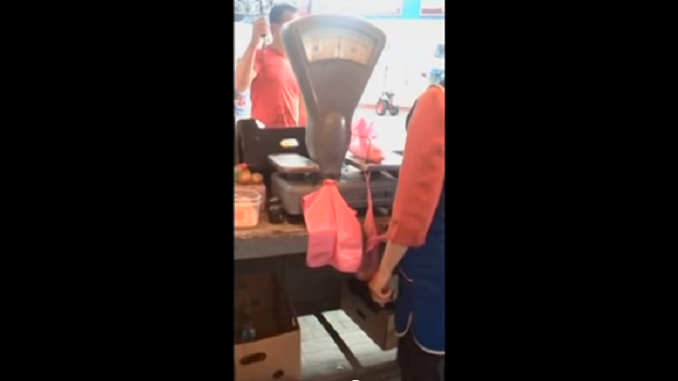 ¡Cuidado!: Así engañan con una balanza en el mercado 