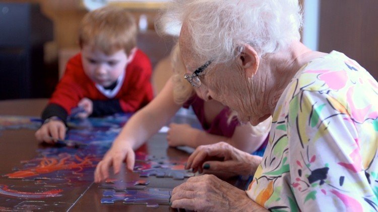 Ponen una guardería en un centro de ancianos y sus vidas cambian por completo