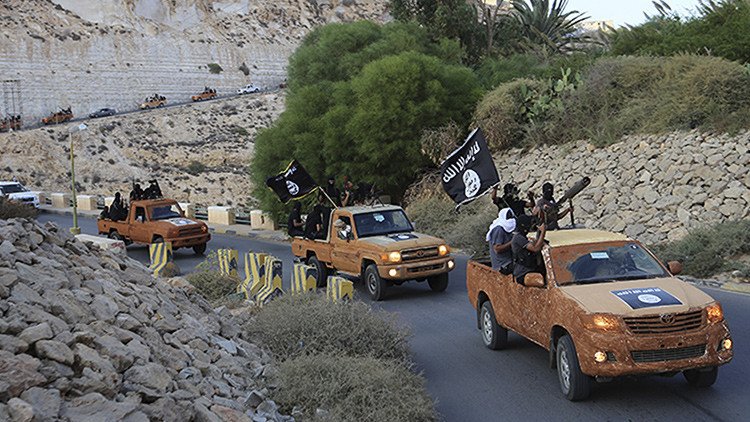 Fotos: Estado Islámico ejecuta a dos 'espías' y crucifica sus cadáveres en Siria