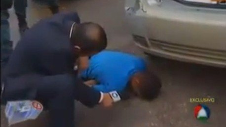 Un periodista intenta entrevistar a un muerto