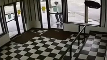 Un hombre es mordido por una serpiente por distraerse con su celular