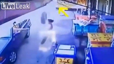 ‘Destino final’: Un neumático gigante a todo gas casi aplasta a una mujer