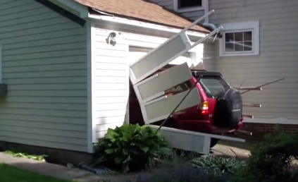 Un anciano sale en coche del garaje... sin abrir el portón