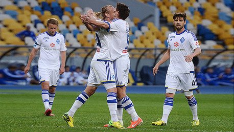 Video: Hinchas ucranianos saltan al campo y rompen la portería tras ganar su equipo