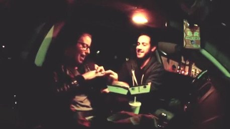 Le propone matrimonio con una hamburguesa de McDonald's y la respuesta fue...