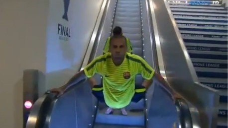 La última de Dani Alves: Bajando las escalera a lo 'Hombre araña'