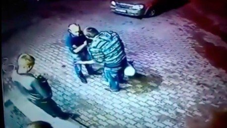 Dos jóvenes querían intimidar a un 'anciano', pero no se esperaban esto