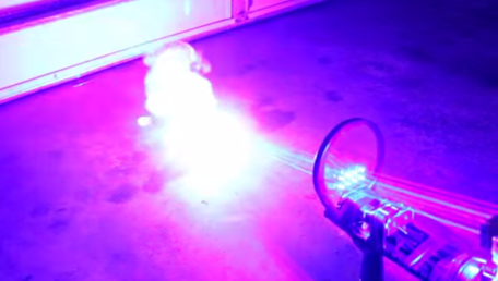 Un joven presenta su potente escopeta láser construida en casa