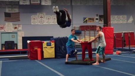 Sorprendente: Joven se mete en unos pantalones tras realizar un doble salto mortal