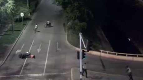 Dos sicarios se acercan a rematar a su víctima y se encuentran a la Policía