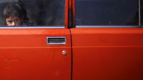 Acusada de dejar a sus hijos en un auto a altas temperaturas llega a la corte y repite el delito