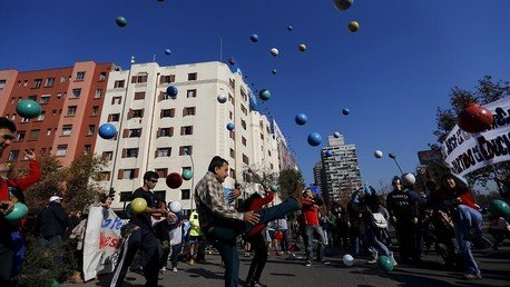 #CopaAméricaDeLaEducacion: Estudiantes chilenos lanzan insólita acción de protesta (VIDEO)