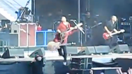 El cantante de los Foo Fighters se rompe la pierna al caer del escenario