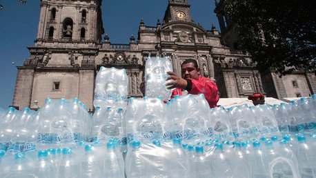 ¿Cómo explican tanta sed?: México, líder en consumo de agua embotellada