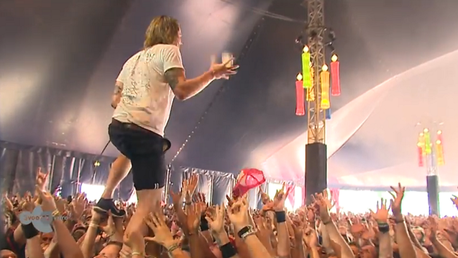 Cantante atrapa una cerveza al vuelo mientras camina sobre el público