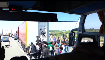 Ilegales intentan cruzar a cualquier precio la frontera del Reino Unido