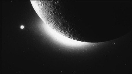 ¿De dónde proviene la gigante nube de polvo que rodea la Luna?