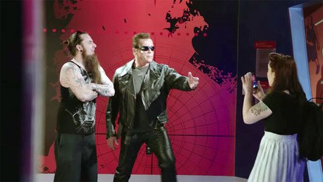 Terminator ha vuelto... pero para 'trolear' a los transeúntes