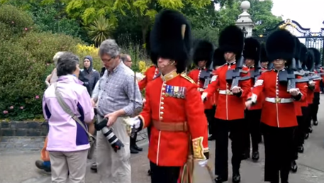 Un turista distraído es 'atropellado' por un escuadrón